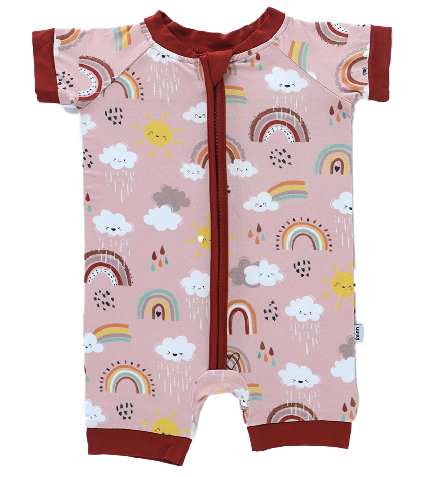 Rainnbow short zipp romper with colorful rainbows and clouds, ideal for baby comfort and play.